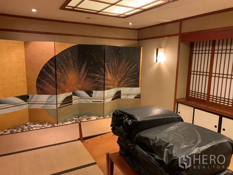 Retail Space for rent in Bang Rak, Bangkok - Tatami room with a decorative folding screen, built‑in cabinets and warm ceiling lights.