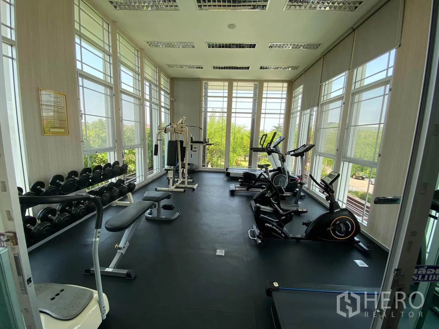 独栋房屋 for rent in Mueang Samut Prakan, Samut Prakan - 采光良好的健身房，设跑步机、单车与哑铃，窗户通透明亮。
