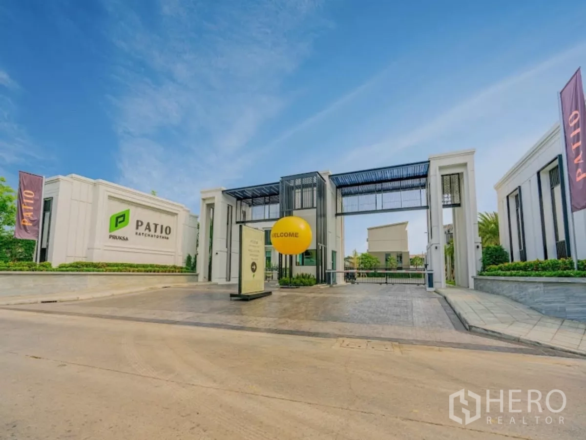 Townhouse for rent in Chatuchak, Bangkok - Grand gated entrance of Patio Ratchayothin with security and project signage.