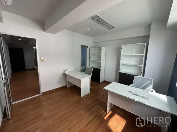 办公空间 出租在Watthana, Bangkok - 经理室视角，可见两张书桌、储物柜以及玻璃门入口。