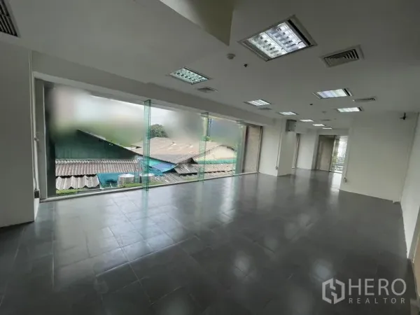 สำนักงาน ให้เช่า - พื้นที่สำนักงานรูปทรงสี่เหลี่ยมกว้าง พื้นกระเบื้องและชุดไฟฝ้า