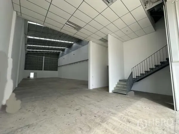 工厂 出租在Khlong Luang, Pathum Thani - 无柱仓库内部，装卸区与夹层办公室隔间