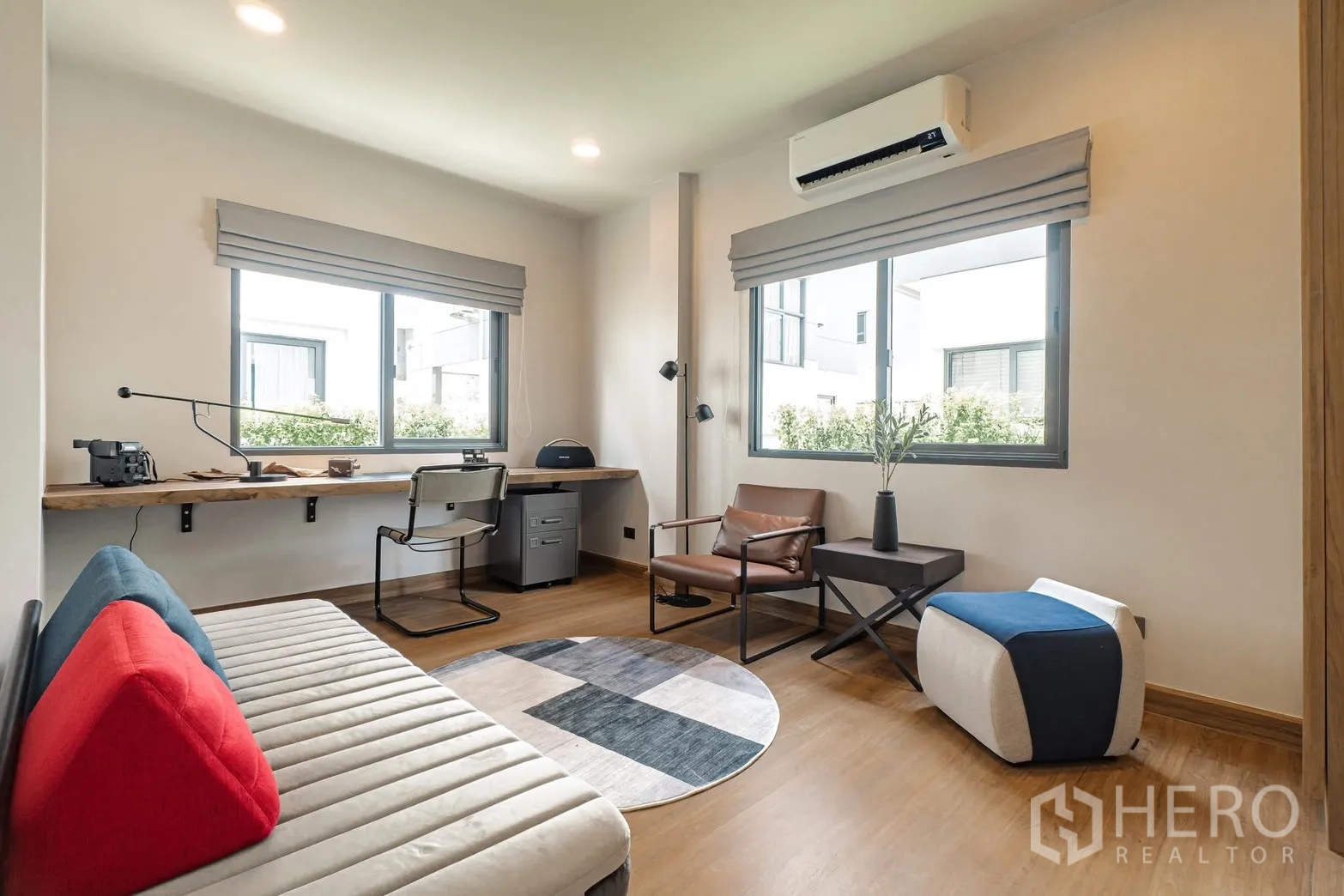 独栋房屋 for rent in Bang Phli, Samut Prakan - 明亮多功能房，三面窗、空调与现代家具。