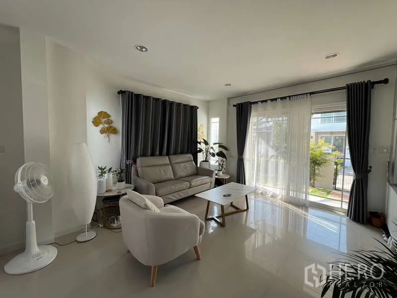 Detached House for rent in Bang Kapi, Bangkok - Cozy seating corner in the living room facing the garden.