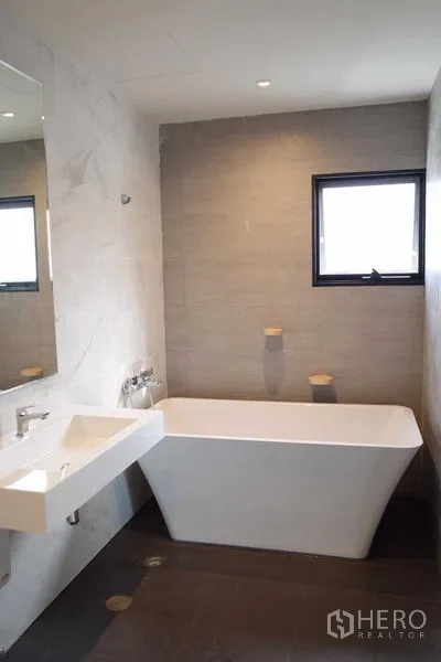 คอนโด ให้เช่าในWatthana, Bangkok - ห้องน้ำสมัยใหม่ อ่างอาบน้ำแบบลอยตัว อ่างล้างหน้าติดผนัง และหน้าต่าง