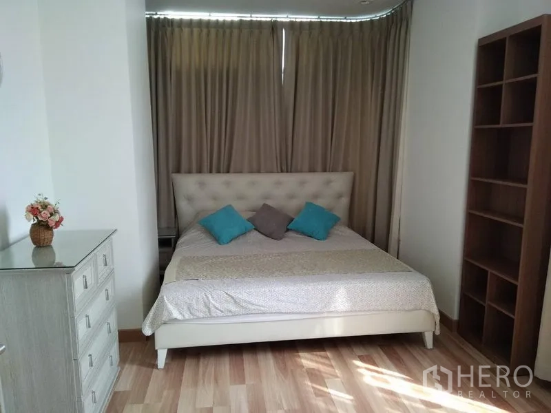 คอนโด ให้เช่าในWatthana, Bangkok - ห้องนอนหลักพร้อมเตียงบุนวม พื้นไม้ ลิ้นชัก และผ้าม่านทึบ