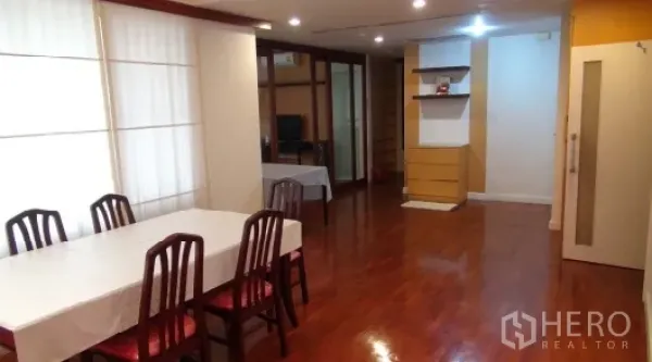 คอนโด ให้เช่าหรือขายในSathon, Bangkok - ห้องนั่งเล่น–ทานอาหารยาว พื้นไม้ ดาวน์ไลท์ และตู้ชั้นวางบิลท์อิน