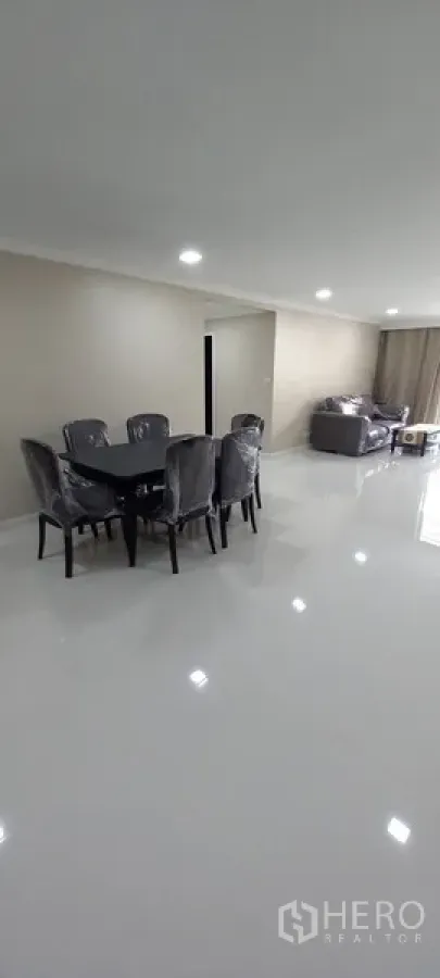 คอนโด ให้เช่าในWatthana, Bangkok - ห้องรับประทานอาหารและนั่งเล่นแบบเปิดโล่ง พื้นเงา ไฟดาวน์ไลท์