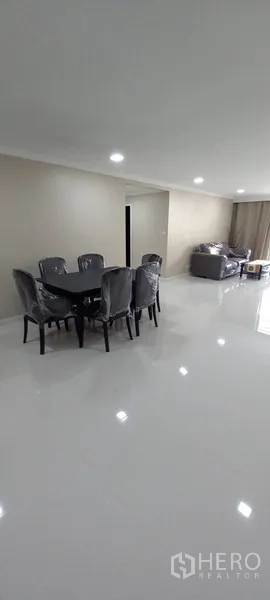 คอนโด ให้เช่าในWatthana, Bangkok - ห้องรับประทานอาหารและนั่งเล่นแบบเปิดโล่ง พื้นเงา ไฟดาวน์ไลท์
