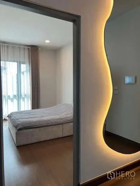 独立式住宅 出租在Bang Phli, Samut Prakan - 入口走廊，弧形发光镜面通向明亮卧室