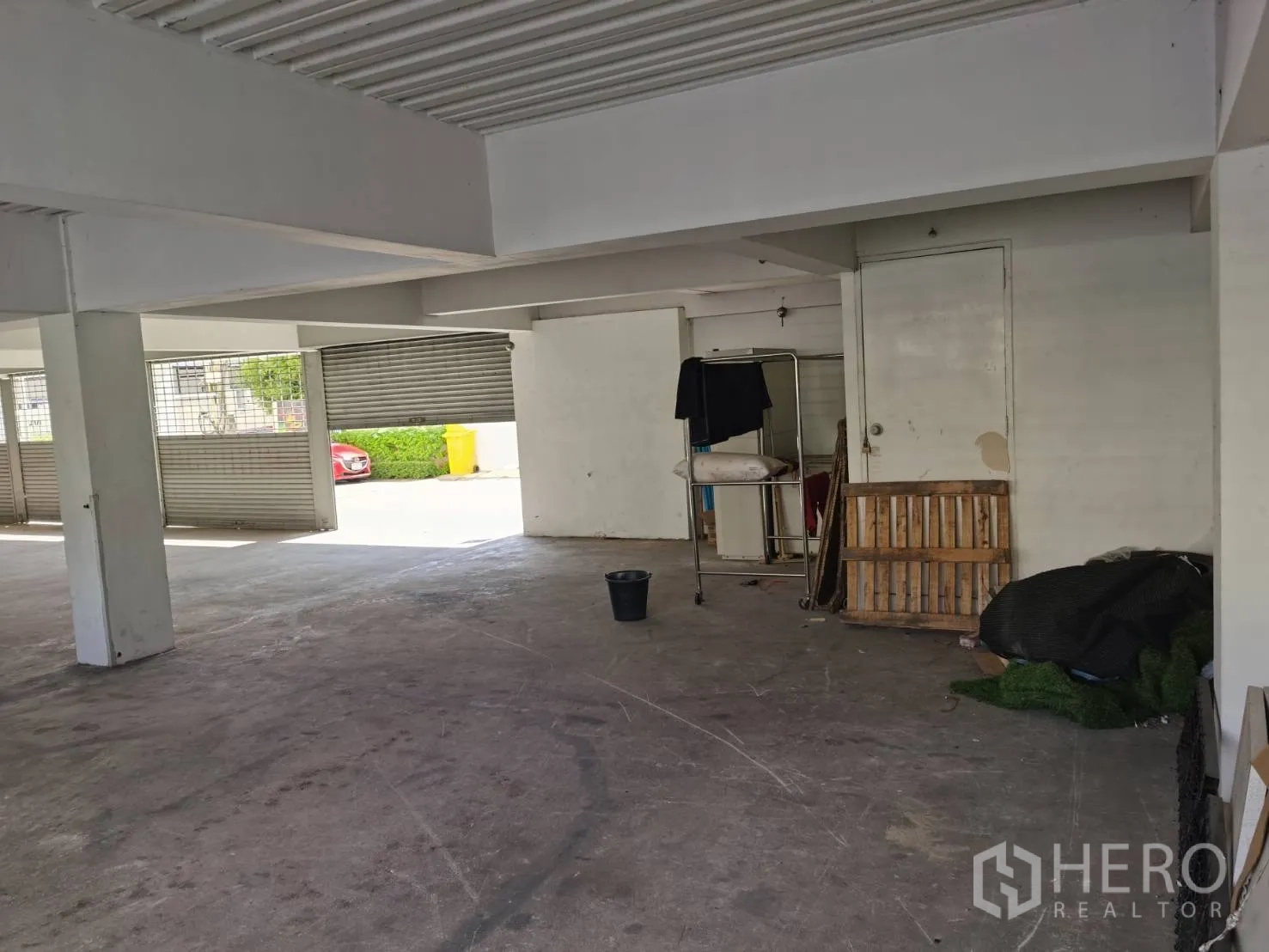 带办公室的家 出租或出售在Huai Khwang, Bangkok - 停车区一隅，带储物门、卷闸与结构立柱