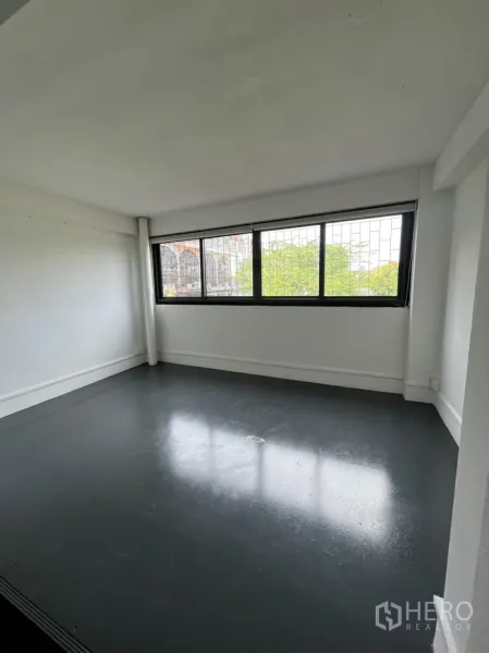 Shophouse for rent or sale in Watthana, Bangkok - Upper floor room with wide windows bringing in natural light.