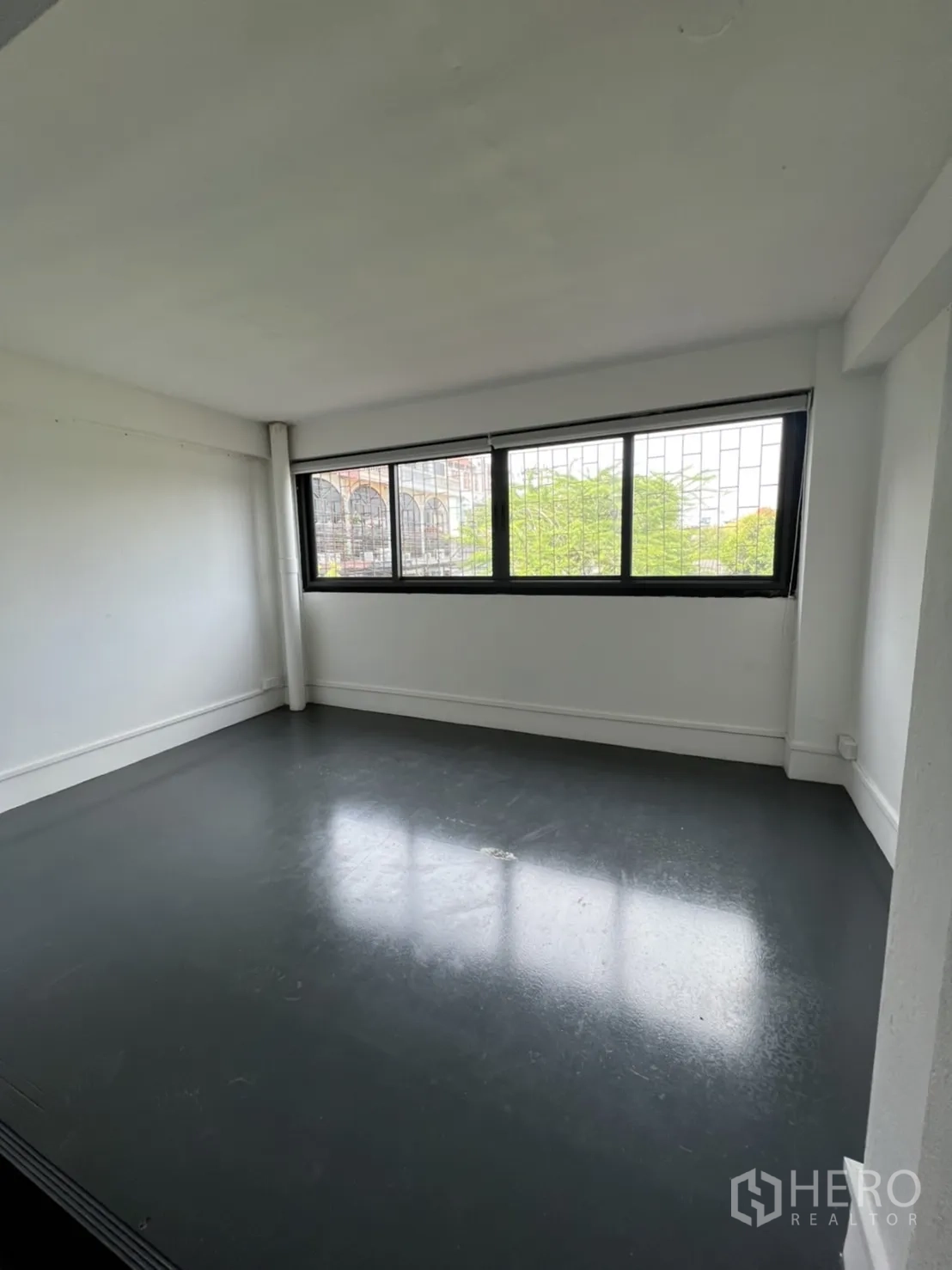 Shophouse for rent or sale in Watthana, Bangkok - Upper floor room with wide windows bringing in natural light.