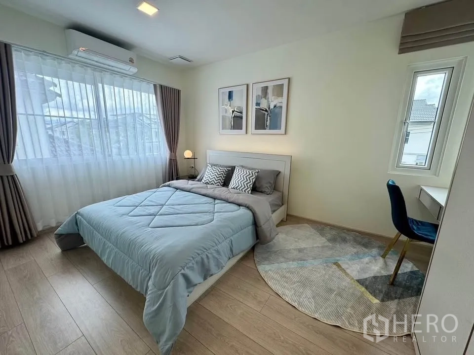 Detached House for rent in Bang Phli, Samut Prakan - Airy bedroom with a double bed, large window, and compact work desk.