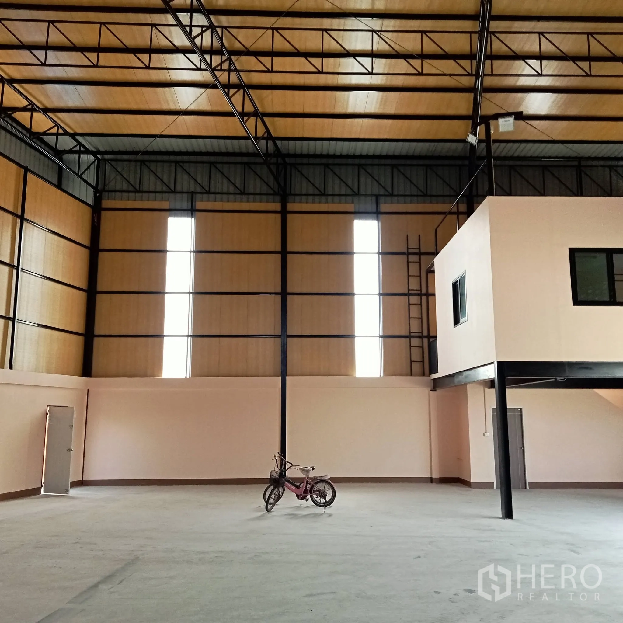 仓库 for rent in Bang Phli, Samut Prakan - 仓库地面配夹层办公室、窗户及竖梯。