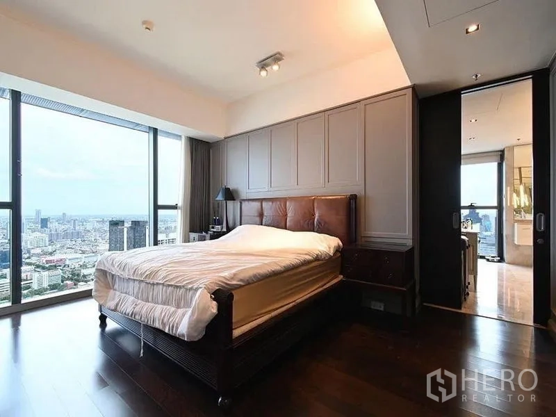 คอนโด ให้เช่าในSathon, Bangkok - ห้องนอนมุมมองวิวเมืองผ่านกระจกสูงพื้นจรดเพดาน พื้นไม้เข้ม