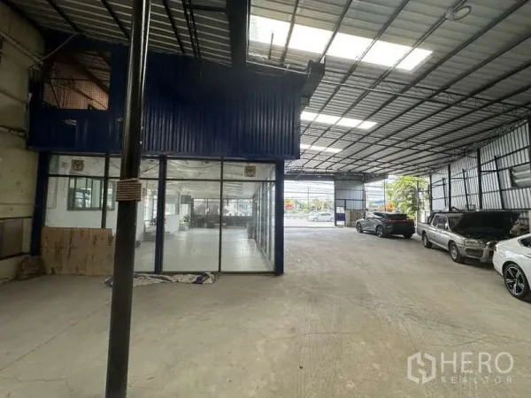 คลังสินค้า ให้เช่าในPak Kret, Nonthaburi - โซนโหลดของมีหลังคา พร้อมห้องสำนักงานกระจกและที่จอดรถ