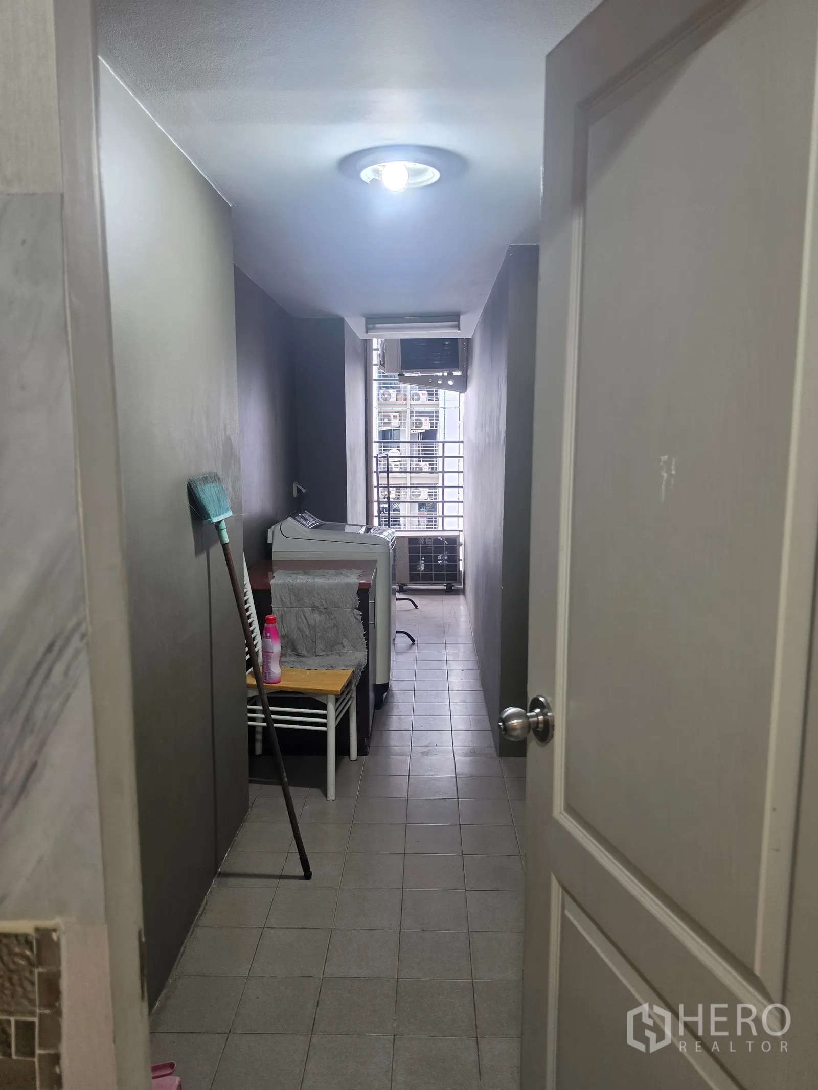 Condominium for rent in Huai Khwang, Bangkok - Utility or laundry room with washing machine and service balcony.