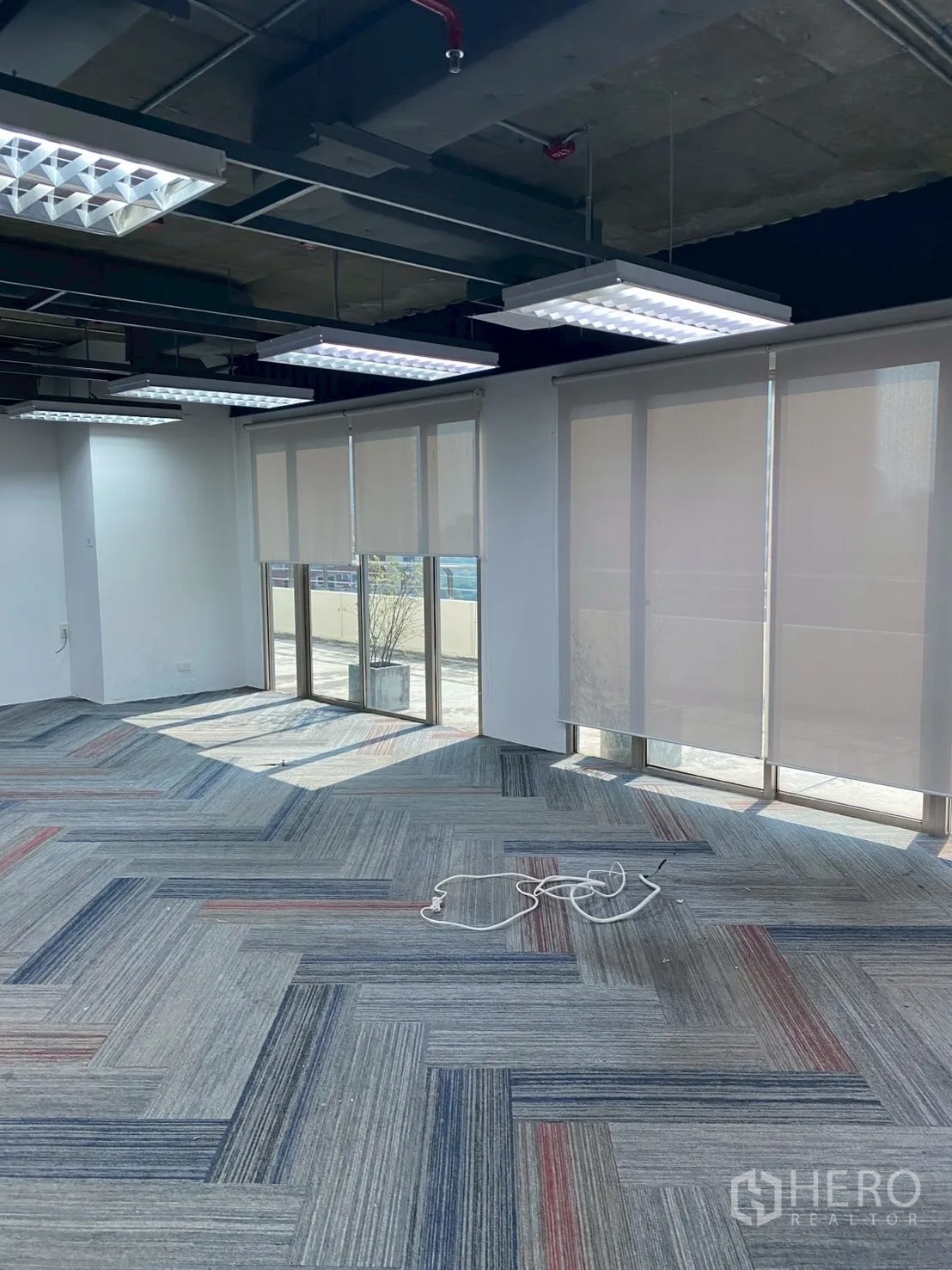 ออฟฟิศ for rent in Watthana, Bangkok - มุมสำนักงานสว่างด้วยหน้าต่างบานใหญ่และมู่ลี่กันแดด