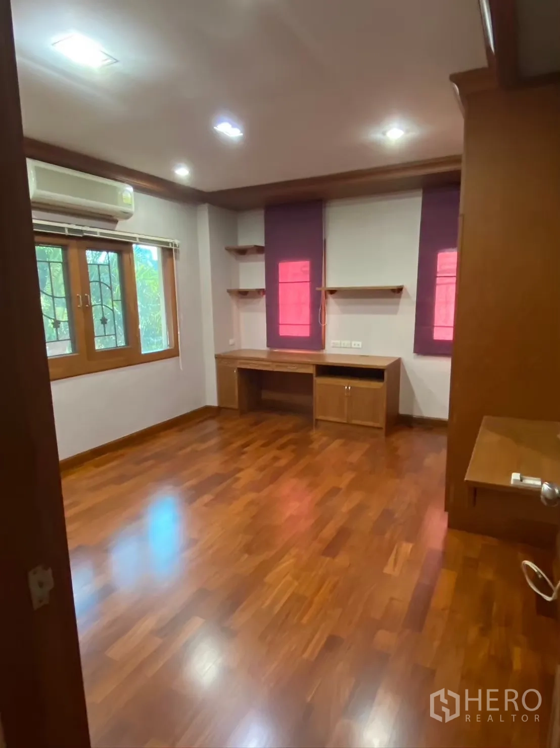 Detached House for rent in Watthana, Bangkok - Bedroom with timber floors, desk, shelves and air-conditioning.