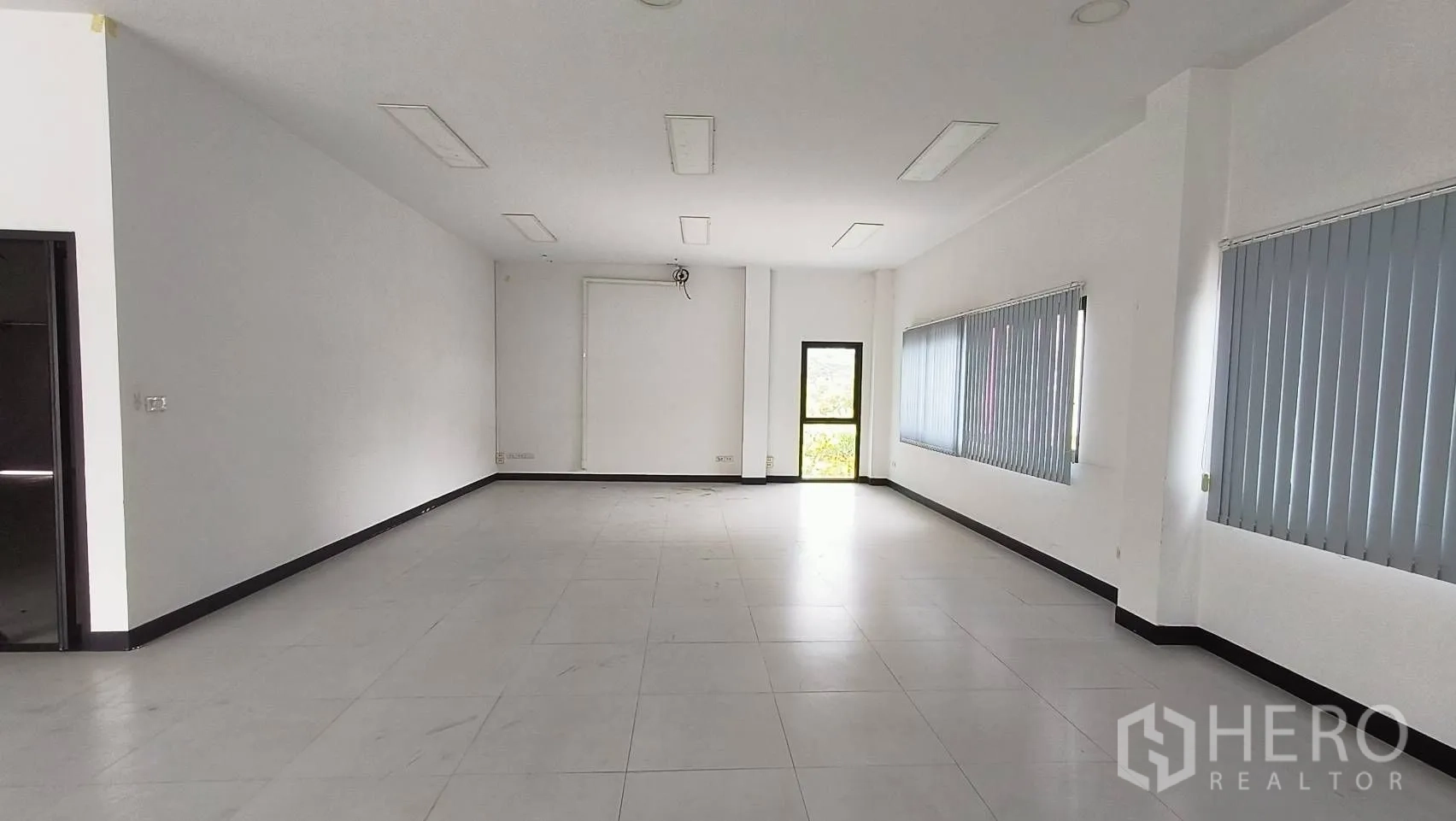 办公空间 出租在Khlong Toei, Bangkok - 开放型办公室大厅，长窗与侧门通阳台。
