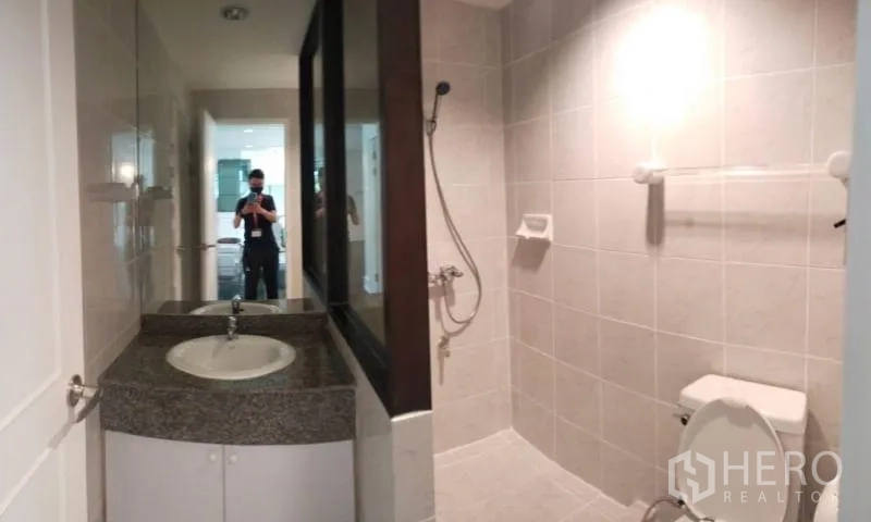 คอนโด ให้เช่าในSathon, Bangkok - ห้องน้ำที่สองพร้อมโซนอาบน้ำแบบฝักบัว ห้องส้วม และเคาน์เตอร์หินแกรนิต