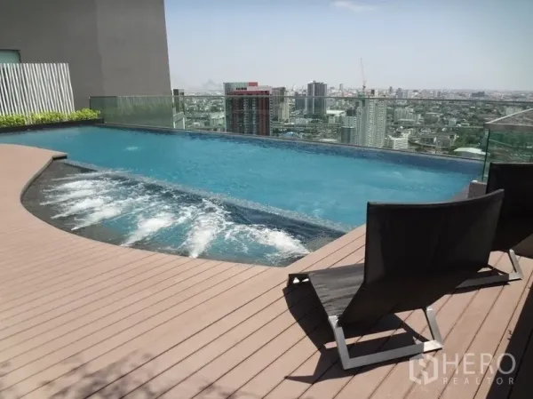 Condominium for rent or sale in Khlong Toei, Bangkok - Rooftop infinity pool with jacuzzi jets and panoramic Bangkok skyline views.