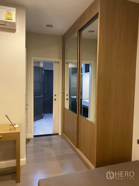 公寓 出租在Khlong Toei, Bangkok - 走廊视角的卧室入口，配大面积镜面衣柜。
