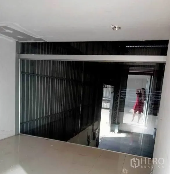 工厂 出租在Bang Phli, Samut Prakan - 夹层玻璃隔断俯瞰厂房通道，金属墙面与瓷砖地面。
