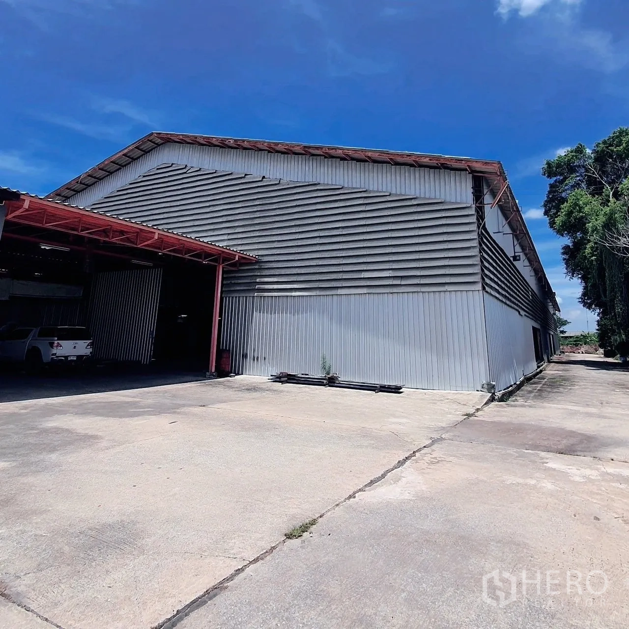 货栈 出租在Lam Luk Ka, Pathum Thani - 仓库外观，推拉大门与宽阔车道，适合卡车进出