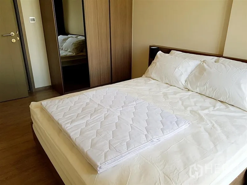 คอนโด ให้เช่าในWatthana, Bangkok - ห้องนอนรอง เตียงคู่และตู้เสื้อผ้าบานเลื่อน