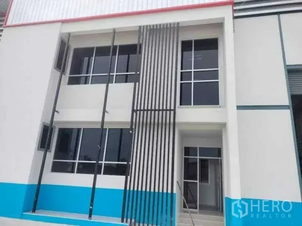 คลังสินค้า ให้เช่าในBang Phli, Samut Prakan - ด้านหน้าโกดังสมัยใหม่ 2 ชั้น พร้อมกระจกบานใหญ่และซี่เหล็กแนวตั้ง