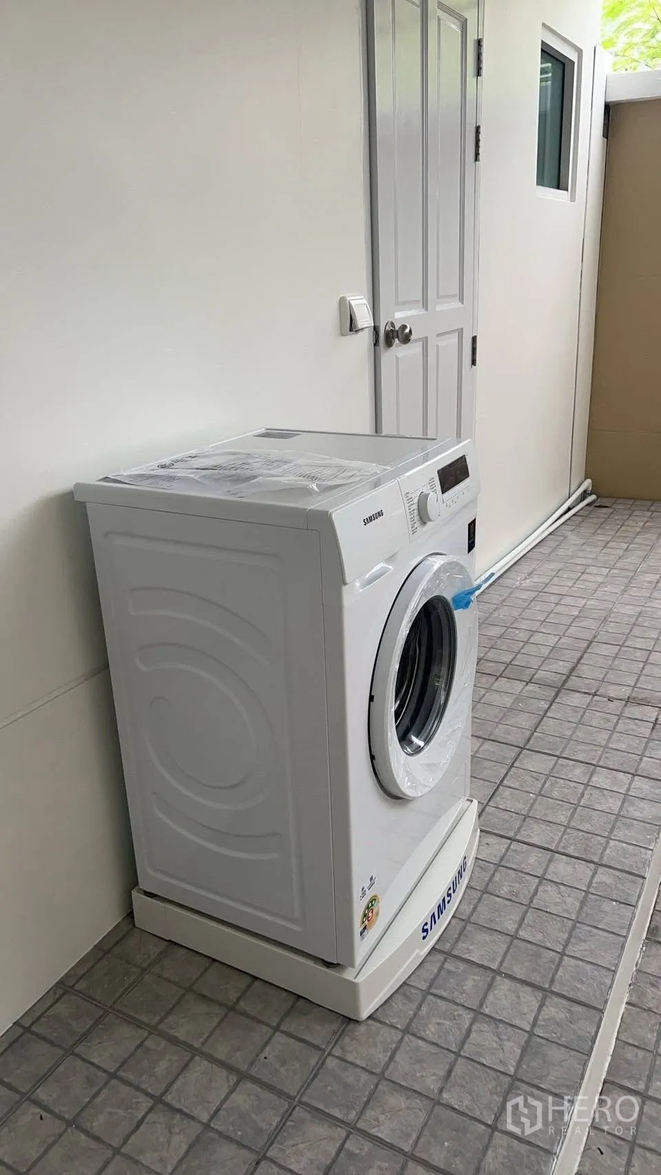 บ้านเดี่ยว for rent in Bang Phli, Samut Prakan - มุมซักล้างภายนอก พร้อมเครื่องซักผ้าแบบฝาหน้า