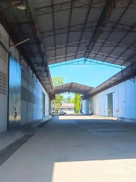 Warehouse for rent in Mueang Rayong, Rayong - Covered central corridor between warehouses providing all-weather truck access.