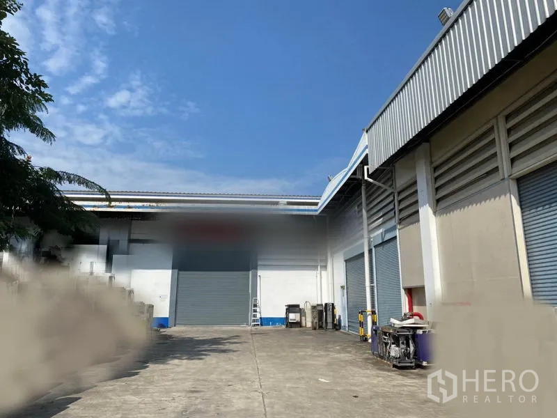 工厂 出租在Lam Luk Ka, Pathum Thani - 厂房外装卸区，数个卷帘门与宽阔混凝土场地并列。