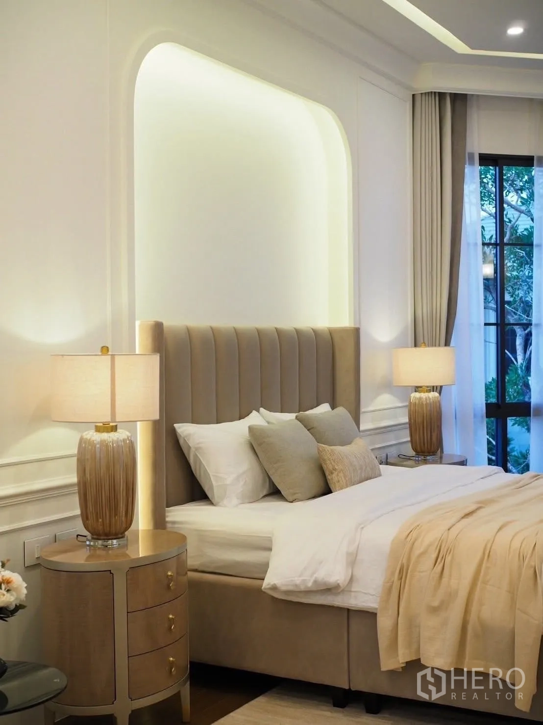 บ้าน ให้เช่าในBang Kapi, Bangkok - ห้องนอนหลัก เตียงบุผ้า ซุ้มหัวเตียงไฟซ่อน และโคมไฟข้างเตียงเข้าชุด