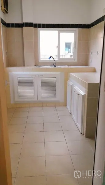 Detached House for rent or sale in Bang Yai, Nonthaburi - Functional Thai kitchen with tiled countertops, window and storage cabinets.