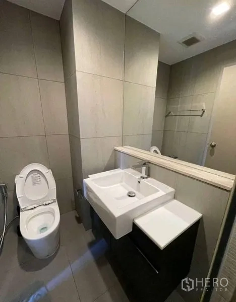公寓 出租在Yan Nawa, Bangkok - 现代浴室，方形台盆、大镜与坐便器。