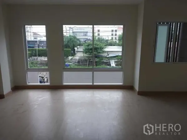 สำนักงานที่บ้าน ให้เช่าในPrawet, Bangkok - ห้องกว้าง หน้าต่างกระจกสามบาน พร้อมพื้นลามิเนตโทนอ่อน