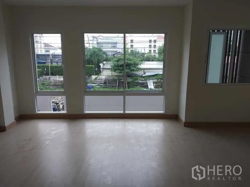 สำนักงานที่บ้าน ให้เช่าในPrawet, Bangkok - ห้องกว้าง หน้าต่างกระจกสามบาน พร้อมพื้นลามิเนตโทนอ่อน