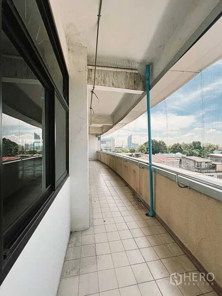 Retail Space for rent in Yan Nawa, Bangkok - Long exterior corridor balcony with safety netting and skyline views.