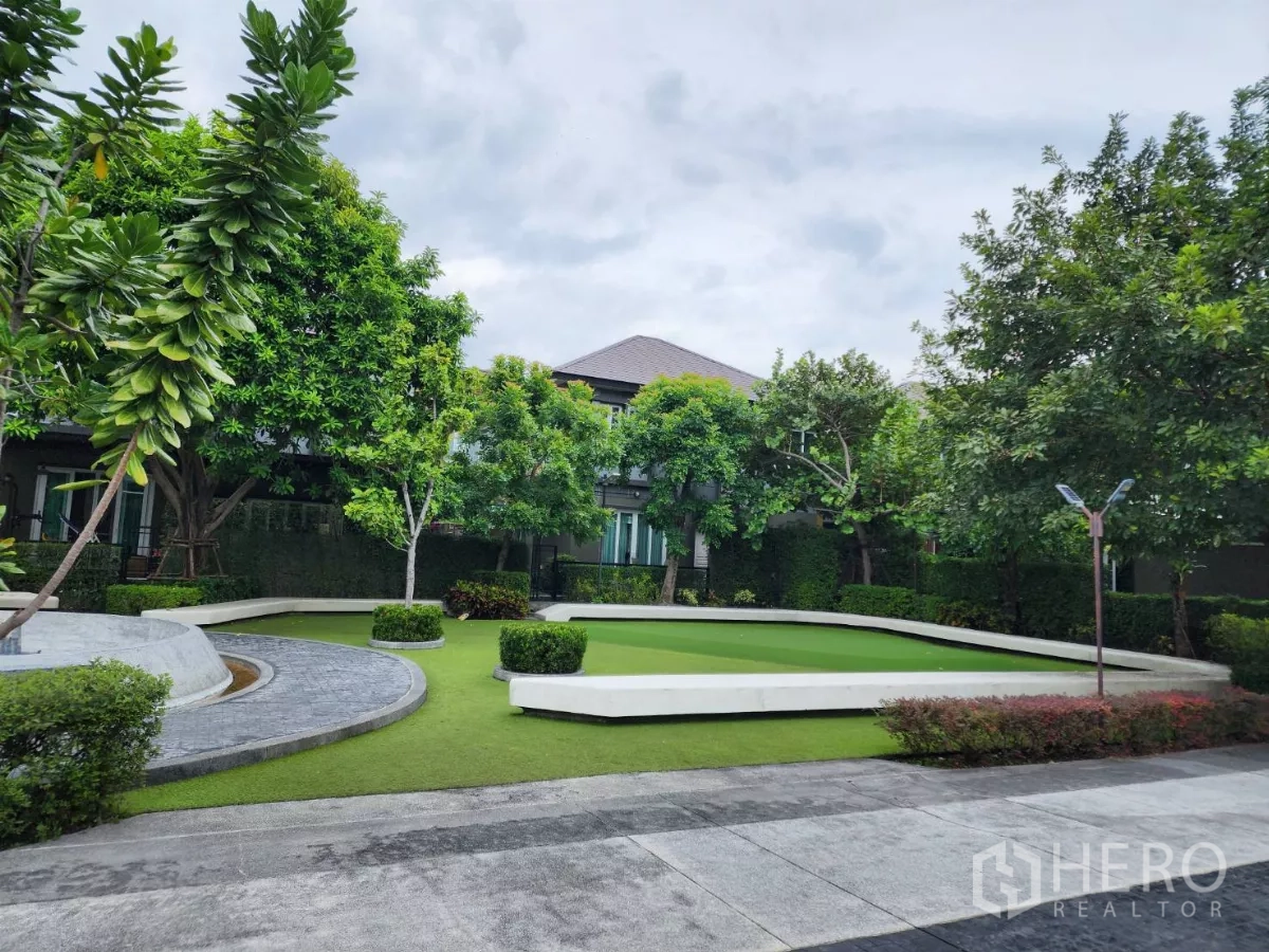Detached House for rent or sale in Chatuchak, Bangkok - Community landscaped park with manicured lawns, trees and seating.