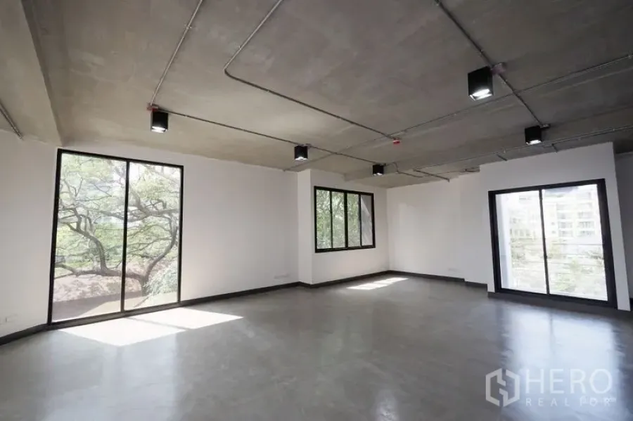 สำนักงาน ให้เช่าในWatthana, Bangkok - มุมสำนักงานสว่าง มีหน้าต่างขนาดใหญ่สามด้าน ฝ้าเปลือยและแสงธรรมชาติ