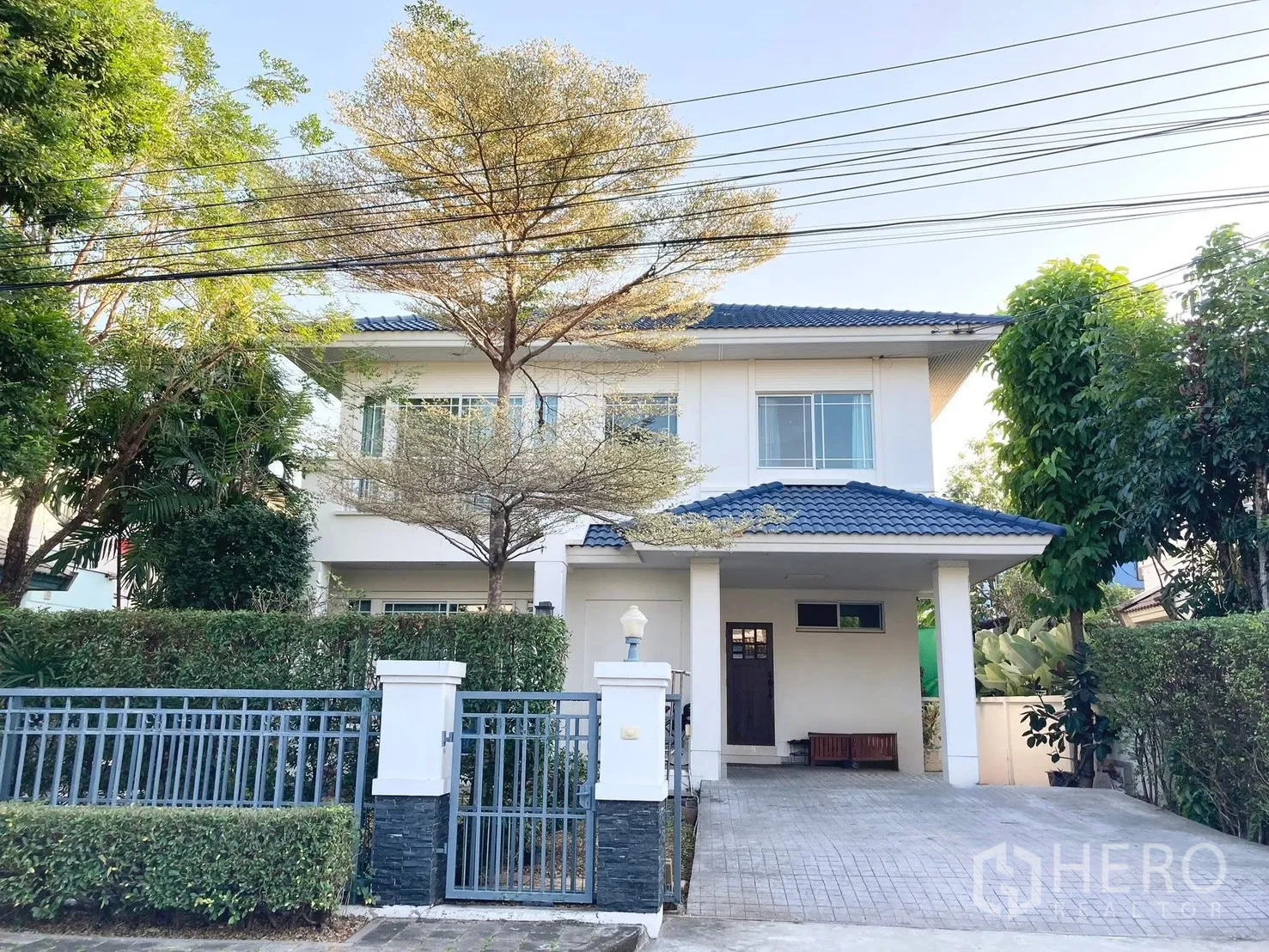 บ้านเดี่ยว for rent in Prawet, Bangkok - ภายนอกบ้านเดี่ยวสองชั้นพร้อมรั้ว ทางเข้าและโรงจอดรถ