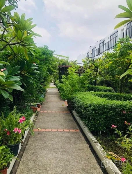 คอนโด ให้เช่าในPathum Wan, Bangkok - ทางเดินร่มรื่นผ่านสวนจัดแต่ง มีพุ่มไม้และดอกไม้เรียงราย