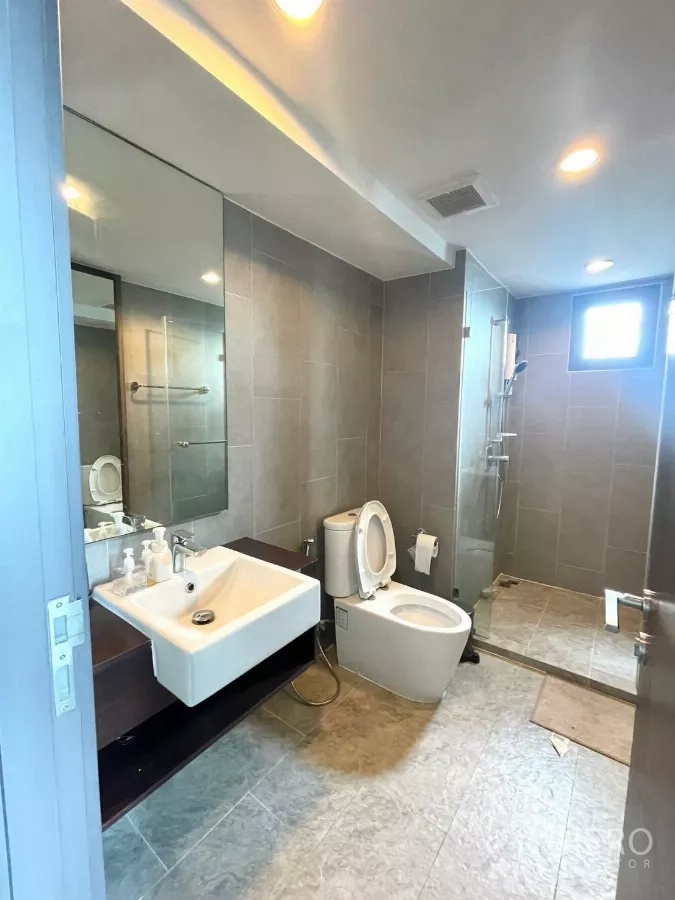 คอนโด ให้เช่าในWatthana, Bangkok - ห้องน้ำร่วมสมัย ฝักบัวกระจก อ่างล้างหน้า และโถสุขภัณฑ์