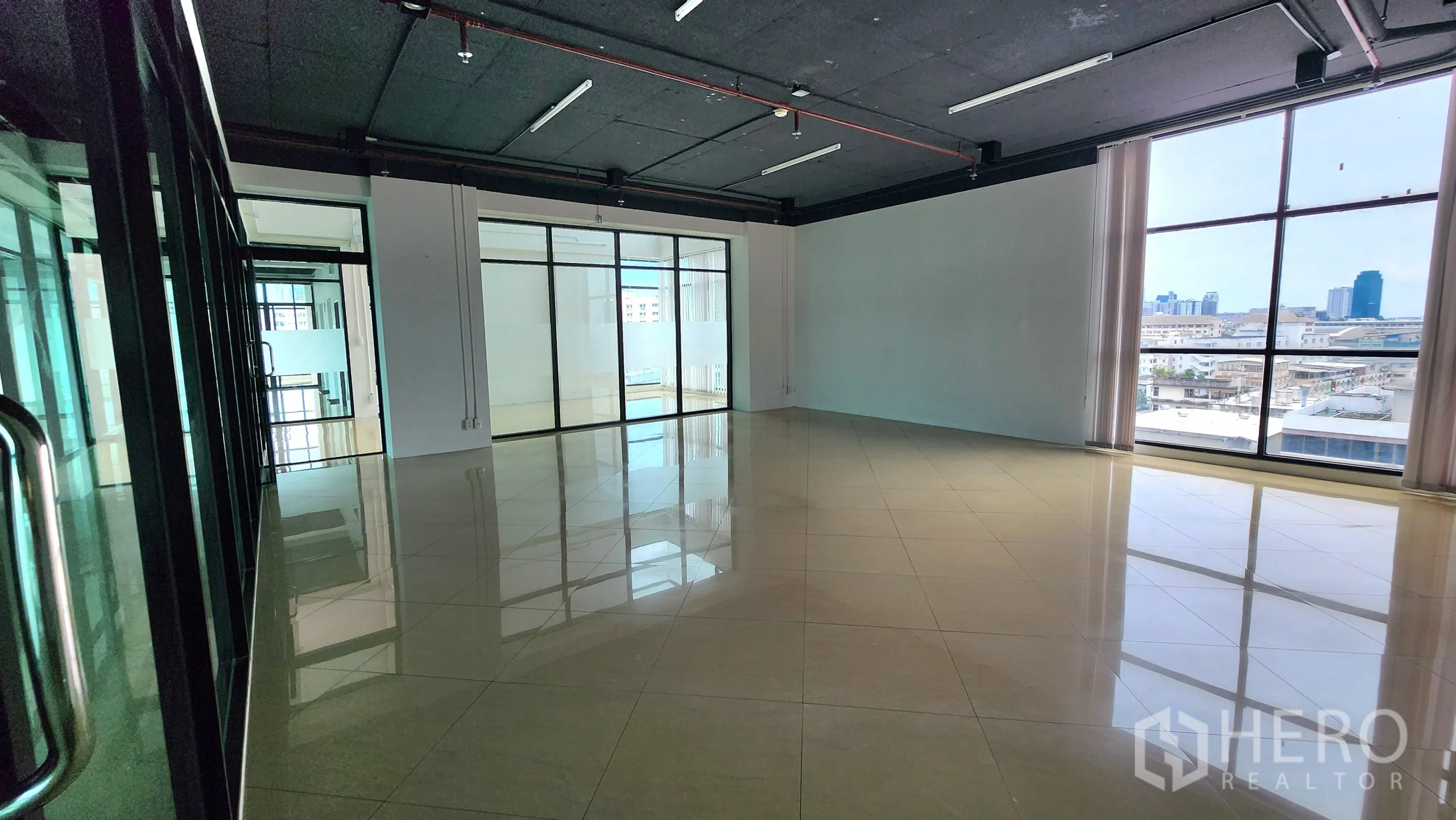 办公空间 出租在Yan Nawa, Bangkok - 大型开放空间，单面窗与黑色吸音天花。