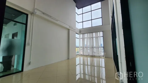 办公空间 出租在Yan Nawa, Bangkok - 挑高工作区，竖百叶与磨砂玻璃隔断。