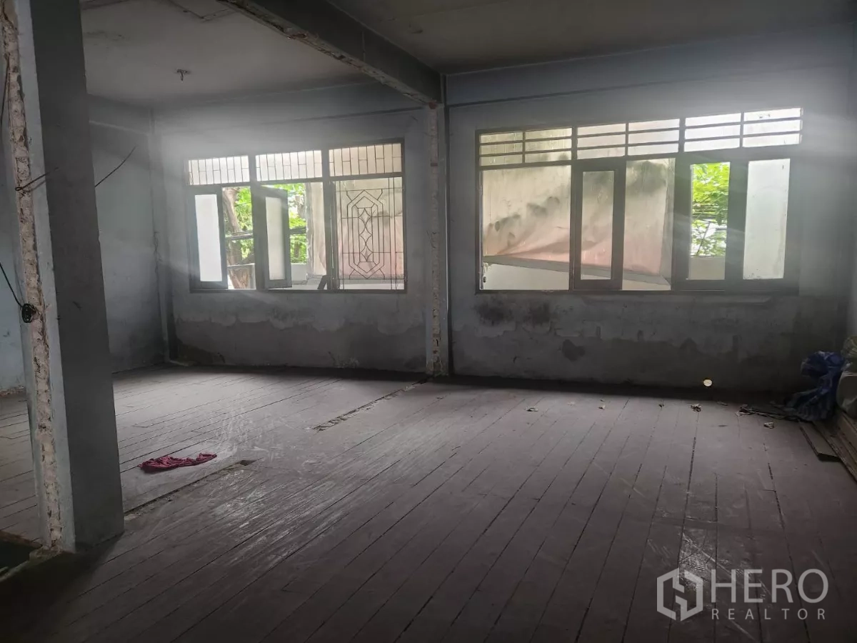 Shophouse for rent in Watthana, Bangkok - Spacious upper level with multiple windows allowing abundant natural light.
