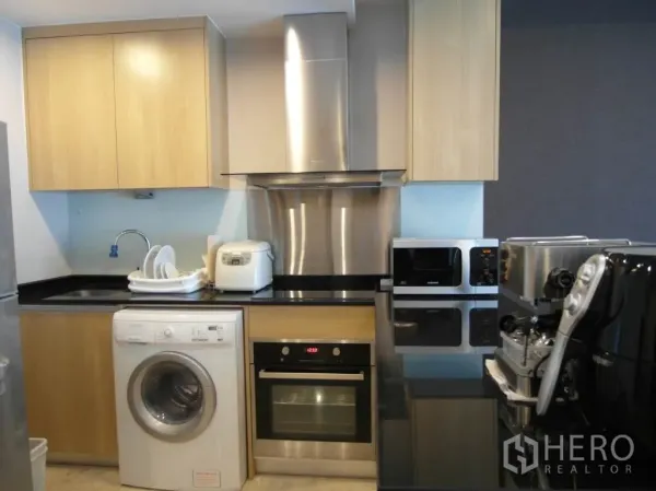 คอนโด ให้เช่าหรือขายในSathon, Bangkok - ครัวพร้อมใช้ เคาน์เตอร์หินสีดำ เตาอบ เครื่องดูดควัน เครื่องซักผ้า ไมโครเวฟ และเครื่องชงกาแฟ